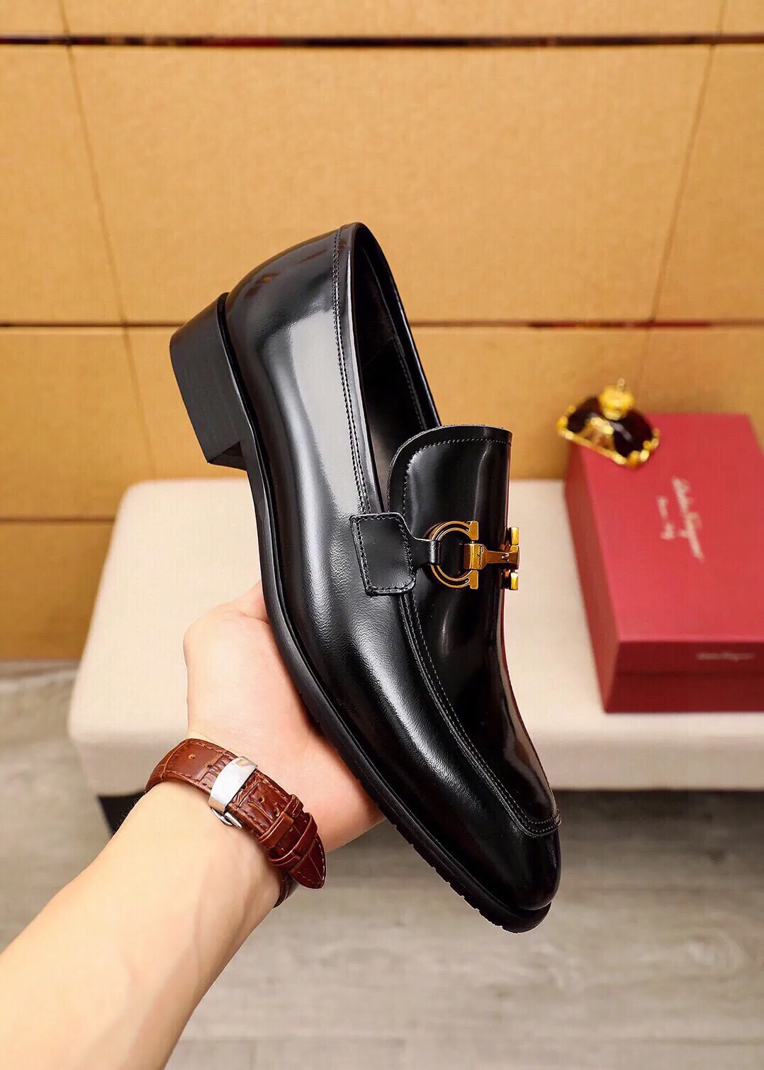 Men's shoes 💰520 💐 Product trademark: Ferragamo "Ferragamo" casual leather shoes Regular size: 38-44 (45🉑️customized) Product materials: Selected imported first-layer open-edge beaded cowhide upper + original hardware buckle, imported water-dyed cowhide leather lining. Strong three-dimensional visual effect, combined outsole Color: 3⃣️colors available